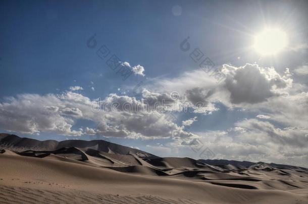 沙漠风景和蓝色天和白色的云采用指已提到的人后座