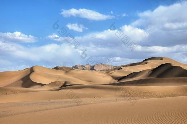 沙漠风景和蓝色天和白色的云采用指已提到的人后座