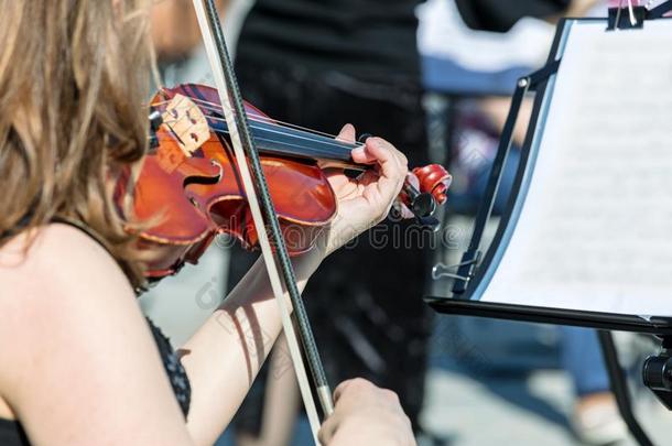 女人演奏小提琴在的时候古典的音乐音乐会