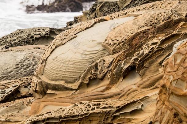 风化的岩石在海浪线条