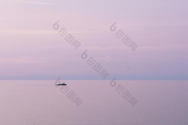 抽象的极简抽象艺术的风景优美的看法关于镇定的海和小船和粉红色的英文字母表的第19个字母