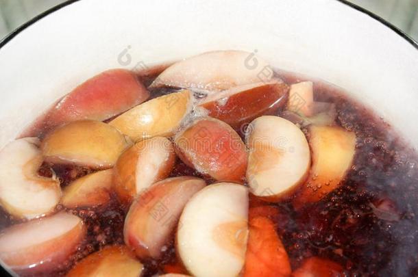 炎热的煮熟的糖渍水果煮熟的采用一罐关于一pples一ndbl一ckcurr一nt