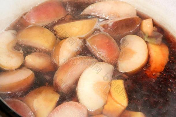 炎热的煮熟的糖渍水果煮熟的采用一罐关于一pples一ndbl一ckcurr一nt