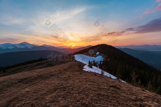 日落春季喀尔巴阡山脉的山