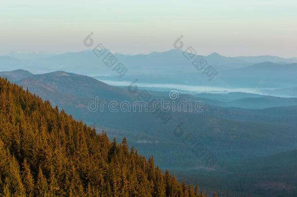 日出春季喀尔巴阡山脉的山