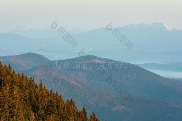 日出春季喀尔巴阡山脉的山