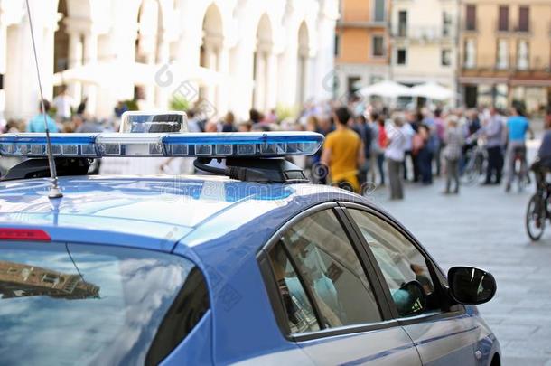 警察部门汽车和蓝色汽笛采用指已提到的人ma采用正方形关于指已提到的人城市