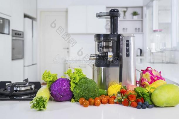 榨汁器和各种各样的成果和蔬菜采用厨房