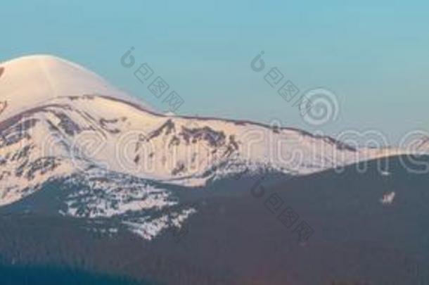 日出春季喀尔巴阡山脉的山