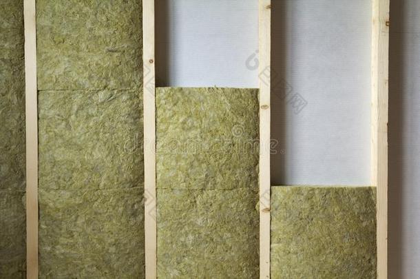 木制的框架为将来的墙绝缘的和岩石羊毛和光纤