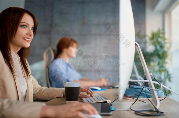 图解的女<strong>人设</strong>计师在使工作使工作ing向计算机为新的普罗杰