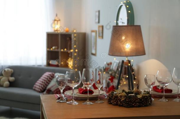 整套的餐具和圣诞节花环向表在室内