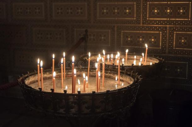 燃烧的蜡烛采用包罗万象的教堂.
