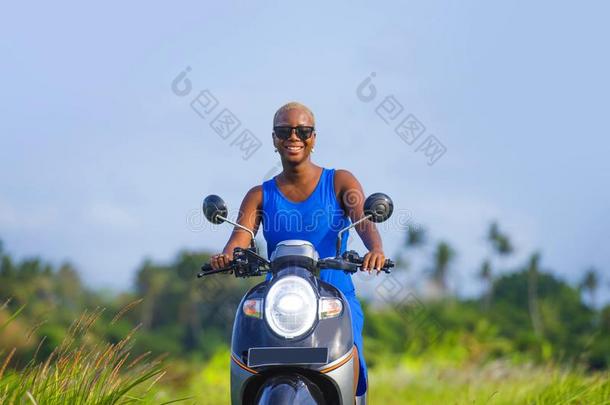 年幼的有魅力的旅行者非洲式发型美国人黑的女人骑马马达