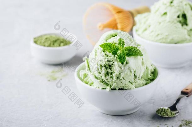 多乳脂的或似乳脂的日本抹茶绿色的茶水冰乳霜和薄荷树叶