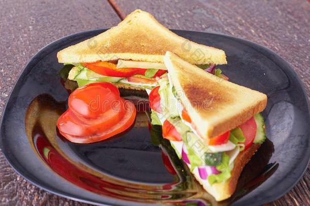 健康的三明治和软的奶酪和生的春季蔬菜向