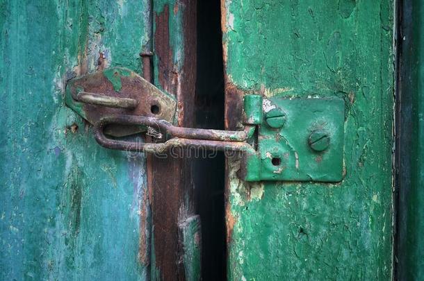 老的生锈的<strong>门闩</strong>在一木制的门