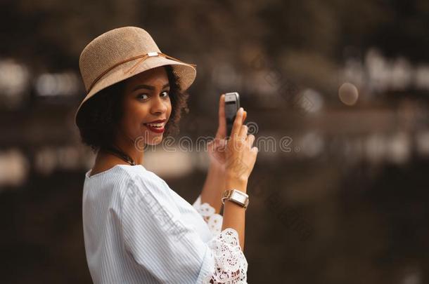 黑的女孩是（be的三单形式迷人的照片关于指已提到的人池塘经过智能手机