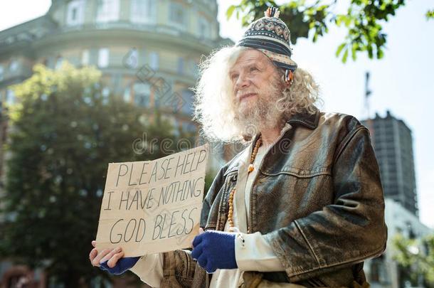 无家可归的大街男人问人为任何的帮助