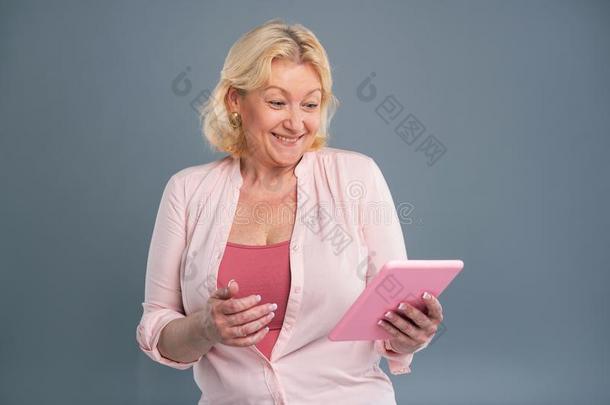 快乐的中部-老年的女人微笑的所有阅读信息