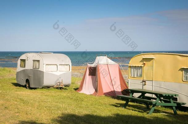 自由野营采用拖车和帐篷在一东海岸海滩,<strong>地理信息</strong>系统