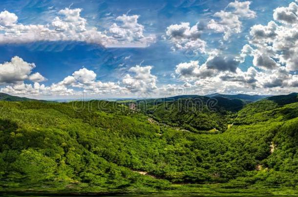 360-音阶全景的空气的看法从雄蜂向孚日山脉山