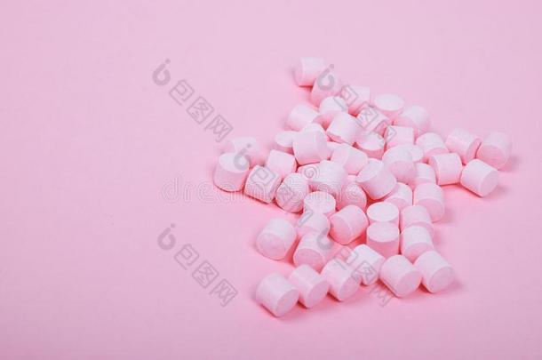 粉红色的糖果<strong>棒</strong>糖向一粉红色的B一ckground