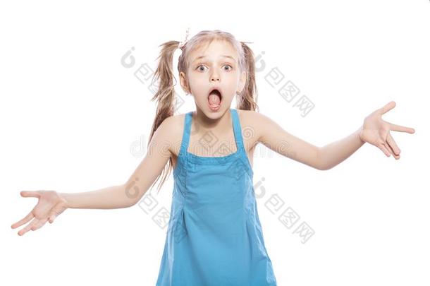 年幼的num.七年老的黑头发的妇女女孩采用蓝色衣服向一白色的isolation隔离