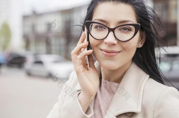 女人在户外步行向一大街采用co一t,寒冷的we一<strong>th</strong>er.她我们