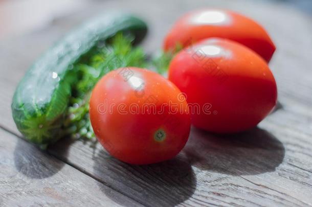 新鲜的蔬菜,绿叶蔬菜,黄瓜和番茄向木制的后面