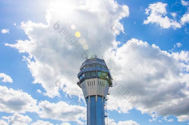机场交通控制塔和背景关于指已提到的人天和克洛
