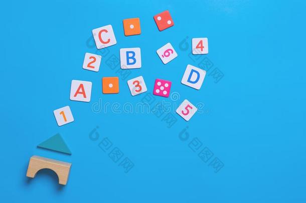 家学校教育玩具字母表和数字向蓝色