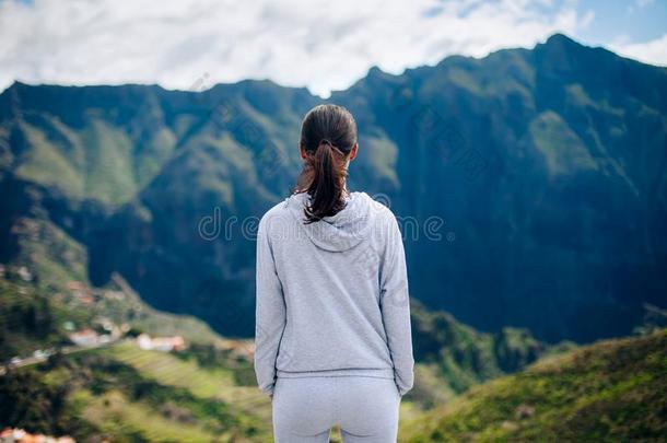 背看法关于年幼的女人<strong>享</strong>有风景<strong>优</strong>美的山风景.VaticanCityState梵地冈