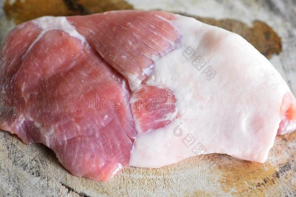 新鲜的猪肉摆簧夹或肉片向木制的背景