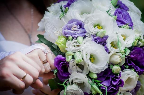 美丽的现代的婚礼花束向白色的表