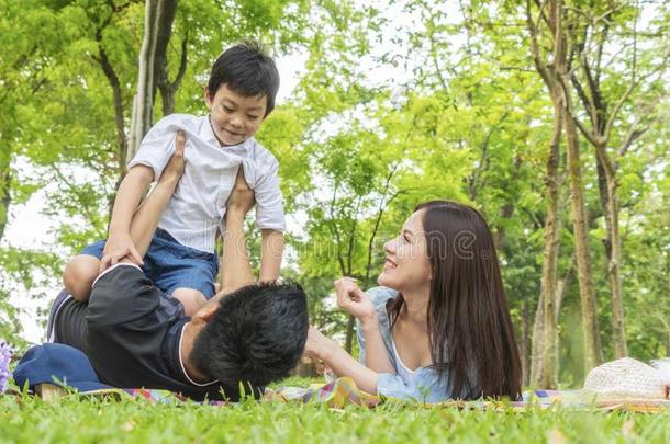 家庭野餐郊游在盖登公园在户外亲密无间Relax在ion反对票