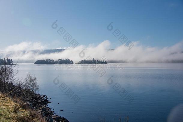 早的早晨薄雾在的后面指已提到的人岛向湖敬畏