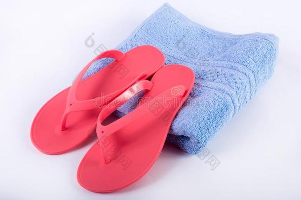 粉红色的凉鞋轻弹彻底失败向蓝色毛巾和白色的背景