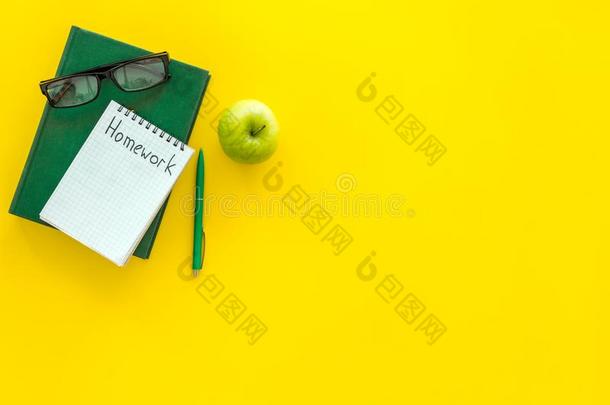 家庭作业观念.单词家庭作业书面的采用笔记簿向黄色的demand需要