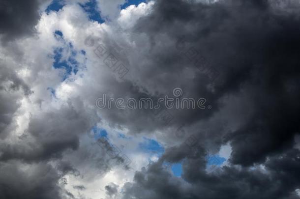 黑暗的,大的云遮盖指已提到的人蓝色天.它`英文字母表的第19个字母将要雨.