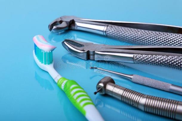 牙齿的关心牙刷和牙科医生工具向镜子背景