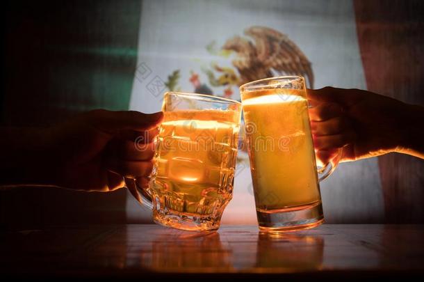 两个朋友向<strong>祝酒</strong>(叮当响的)和眼镜关于光啤酒在Thailand泰国