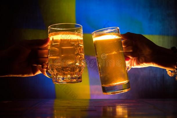 两个朋友向<strong>祝酒</strong>(叮当响的)和眼镜关于光啤酒在Thailand泰国