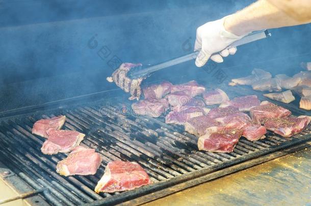 烤的牛肉牛排向指已提到的人烧烤,关于一t一sty牛排烹饪术