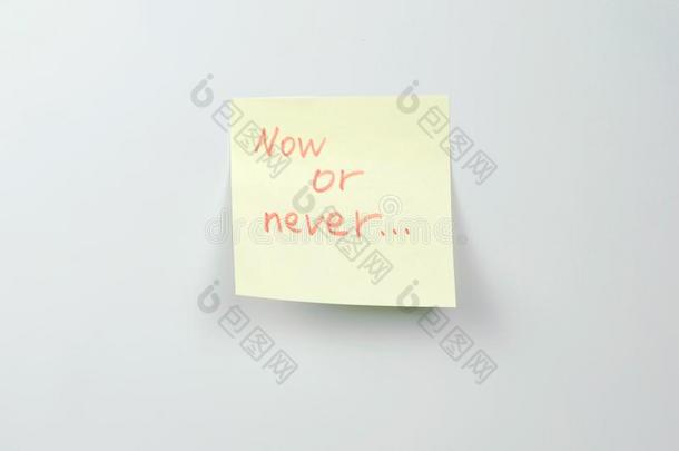 笔记向黄色的张贴物纸纸和motivati向字现在或