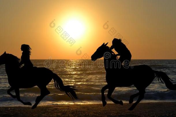 两个马骑的人飞驰的向指已提到的人海滩