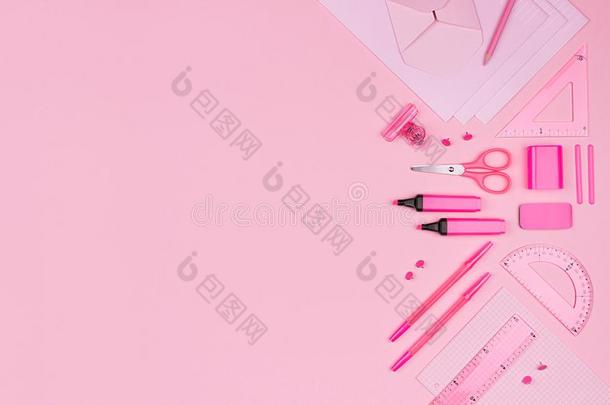 彩色粉笔粉红色的颜色文具放置同样地边和复制品空间向圆周率