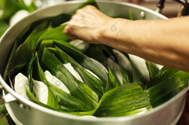 精心选择的集中中国人餐后甜食:摊贩准备亚洲人饺子