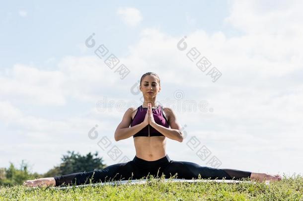 有魅力的女人采用就座的使摆姿势practic采用g