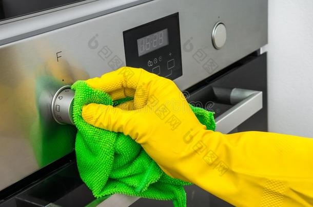 手采用手套和绿色的破布是（be的三单形式wip采用g烤箱采用厨房